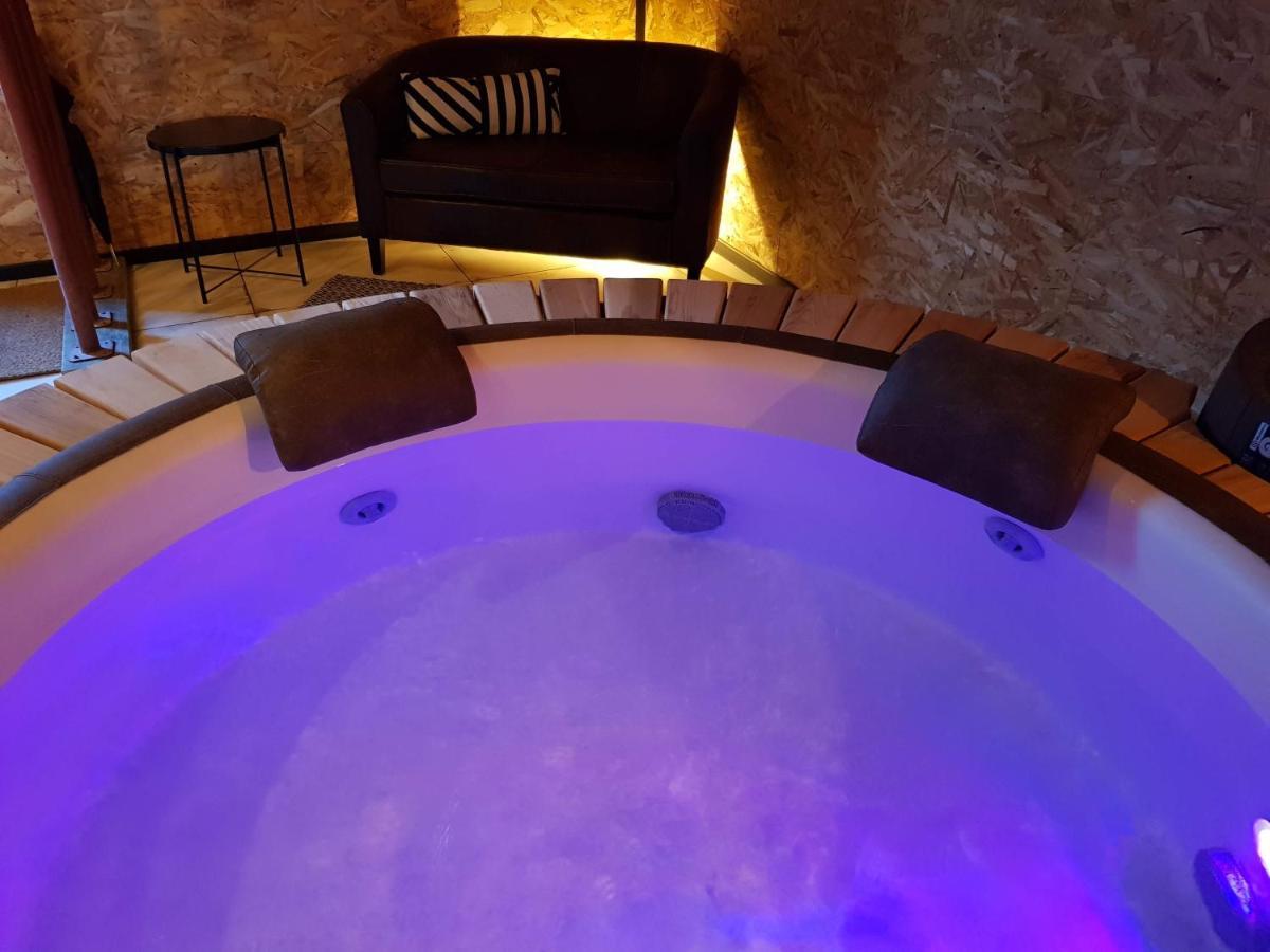 Au Soleil Vert - Chambre De Charme Avec Spa Et Sauna Prives Zeggers-Cappel Exterior foto